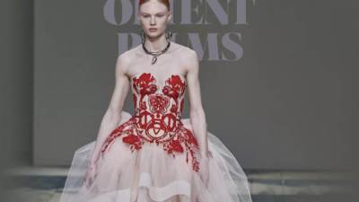 تعاون جديد بين دار «ألكسندر ماكوين» والفنان دايمان هيرست