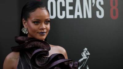 صور ريهانا في تايلاند تتسبب في سلسلة من الإعتقالات هناك