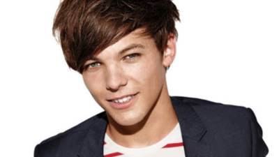 بالفيديو .. إنزلاق لويس تومليسون أحد أعضاء فريق One Direction علي المسرح