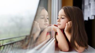 كيف تتغلبين على الانطوائية أثناء تربية طفلك؟؟