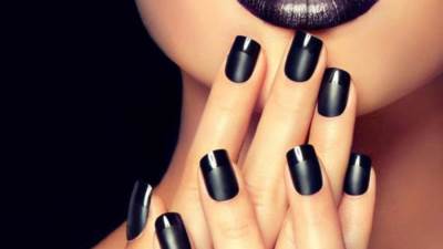 ماذا يقول لون طلاء أظافرك عن ما تفكرين به؟