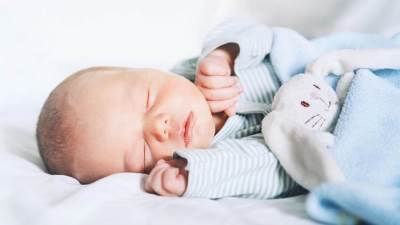 ما العلاقة بين الأطفال حديثي الولادة ونقص فيتامين «دي»؟