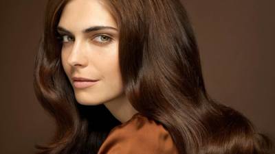 خبراء الشعر ينصحون بصبغات الشعر العضوية