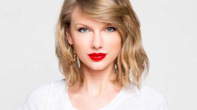 تايلور سويفت تخطف الأنفاس بفستان من تصميم ايلي صعب