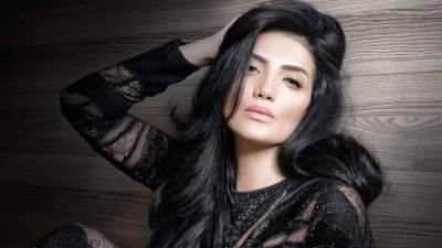  حورية فرغلى تنشر صورها "شبه عارية" فى أحضان أمريكي بعد عودتها من الحج