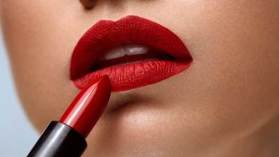 إليك طريقة وضع أحمر الشفاه لمدة أطول