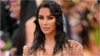 كيم كارداشيان تثبت أنها ملكة الإثارة بإطلالة مميّزة لها