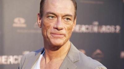 تشانينغ تيتوم يسخر من جان كلود فان دام على طريقته !