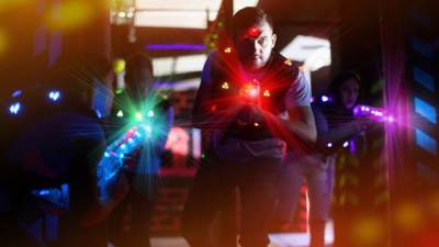 دراسة حديثة تحذر .. ألعاب "الليزر" تدمر الشبكية وتتلف أعصاب العين