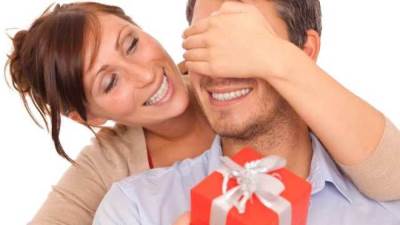 كيف تخلقين لزوجك جواً من المفاجآت السعيدة؟