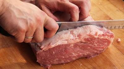 خبيرة اقتصاد منزلي تقدم الطريقة المثلى لــ "ألواح تقطيع اللحوم"