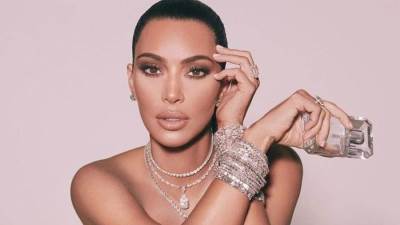 كيم كارداشيان تكشف عن الصور الخامسة لإبنتها .. وتدعو معجبتين لحفل كانيي