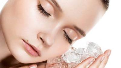 مكعبات الثلج قبل وضع المكياج يساعد على نضارة البشرة