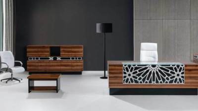 المصمم راف سيمونز يعود لتصميم الأثاث .. ويعرض قطعا من السيراميك في المزاد