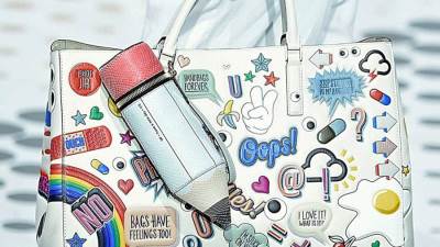 لماذا تجذب حقائب «Anya Hindmarch» النجمات؟