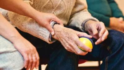 أتعلمين أن لمساعدة الآخرين فوائد صحية؟