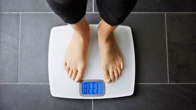 العلماء يخبرونك : إذا كنت سمراء .. فلن تستطيعي فقدان وزنك!