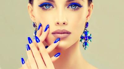 مستحضرات Sapphire لجمالك بلون الأزرق