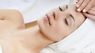 خبيرة تجميل تنصح باستخدام الطماطم لعلاج مشاكل البشرة