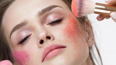 استخدمى أحمر الخدود بطرق مختلفة لإخفاء عيوب الوجه