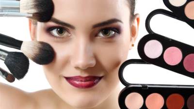 نصائح لاختيار الماكياج المناسب للبشرة ذات المسامات الواسعة