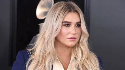 والدة المطربة كيشا تتهم العاملين مع ابنتها بأنهم وراء تدهور حالتها الصح