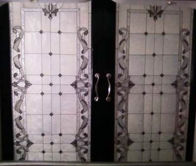 بالصور .. الرسم على الزجاج يُغير شكل واجهات المنازل