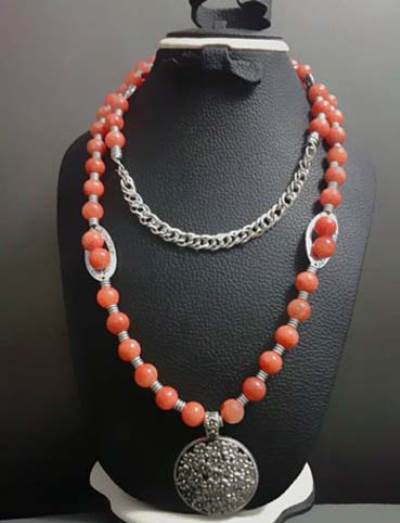 بالصور .. تصميمات جذابة لعقود من المرمر والعقيق والفيروز