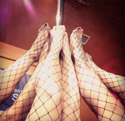 الشقيقات كارداشيان منشغلات بالتصوير .. وكيم تنشر صورة لرجليها