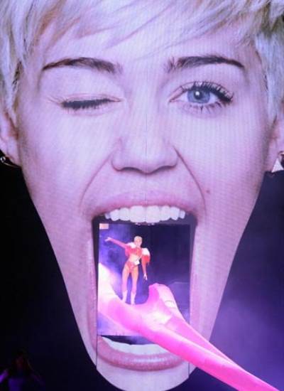 مايلي سايروس تفتتح جولتها العالمية .. وتدخل المسرح ماشيةً على لسانها