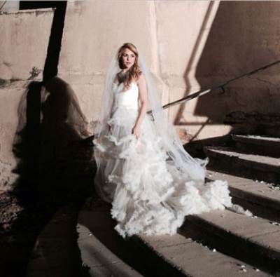 شاكيرا ترتدي فستان الزفاف ..  فهل تزوجت؟