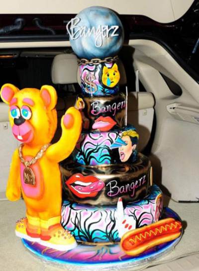 مايلي سايروس تنفق 5 آلاف دولار على قالب حلوى