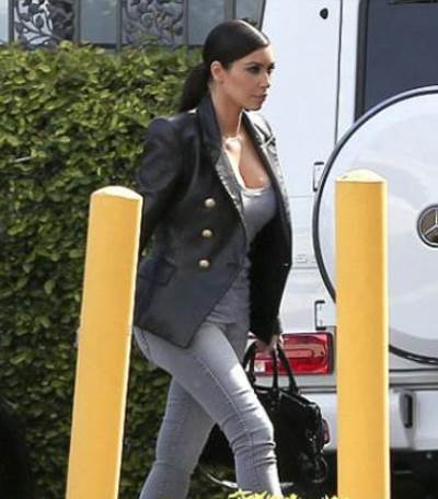 كيم كارداشيان متعبة .. وتستغني عن ابنتها من أجل شهر العسل