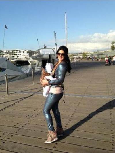 زوجة صابر الرباعي تظهر لأول مرة مع طفلها