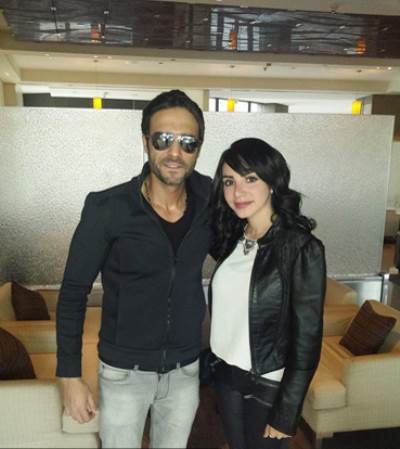 يوسف الشريف بنحافة زائدة عن الحد برفقة زوجته