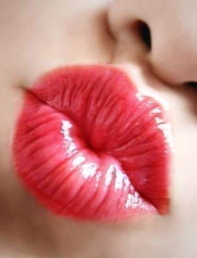 خلطة سريعة وسهلة لشفاه حمراء ناعمة