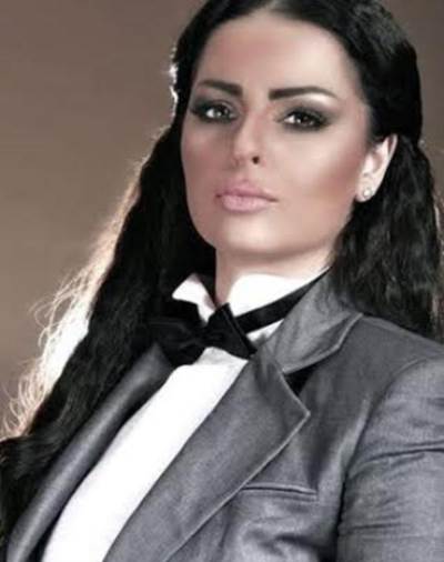 صورة ديانا كرزون بإطلالة رجالية