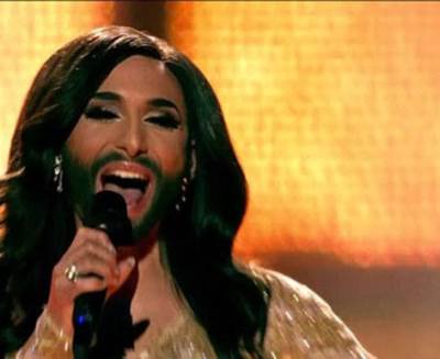 صور متحولة جنسياً بذقن يفوز بجائزة غنائية