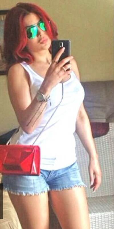 هيفاء وهبي تستعرض ساقيها الرشيقتين بشورت قصير للغاية