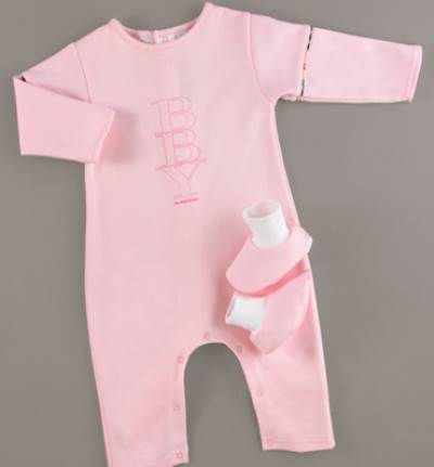 انتبهي لهذه الأشياء عند شراء ملابس طفلك