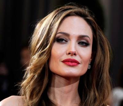 أنجلينا جولي تحصل على خاتم من شخص مميز