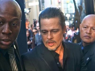 براد بيت يتعرض للإعتداء أمام أولاده في عرض فيلم أنجيلينا جولي