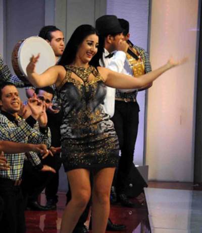 صور صافيناز بفستان مثير مع فيفي عبده