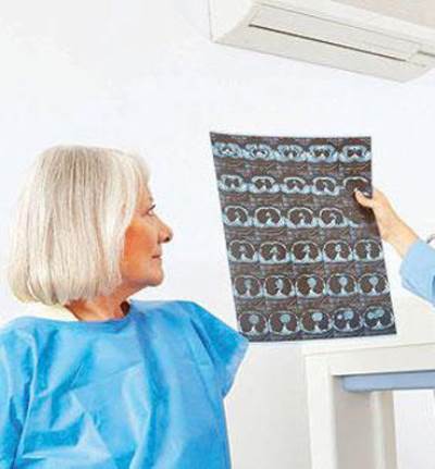 فحص كثافة العظام .. لماذا ضروري لصحة المرأة؟