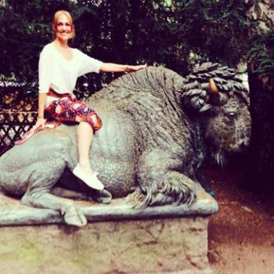 صور السلطانة هويام تتنزه مع ابنتها في غابات ألمانيا