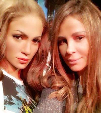 صورة كارول سماحة وجينيفر لوبيز في Selfie من لندن