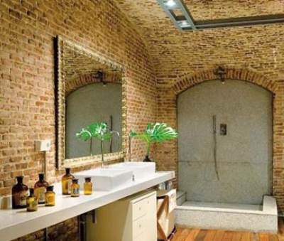  بالصور .. أحدث تصميمات الحمامات بجدران وأسقف من الطوب 