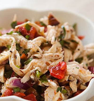 سلطة الدجاج بالفلفل الأحمر المجفف