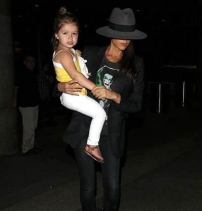 إبنة فيكتوريا بيكهام تخطف الأنظار منها في مطار لوس أنجلوس