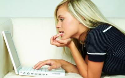  ما حكم إضافة المرأة لصديق على الفيس بوك؟